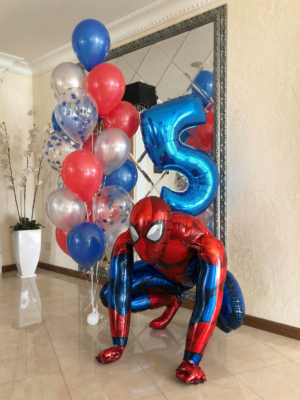 Фольгированная фигура Человек-паук и синяя цифра 5 в окружении красных и серебряных гелиевых шаров для детского праздника.