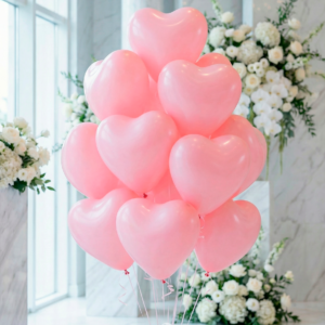 Букет из светло-розовых латексных шаров в форме сердца с лентами в интерьере вид спереди